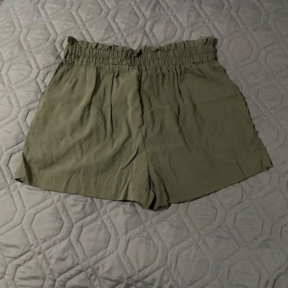 Womens Green paper bag shorts large - Picture 5 of 5